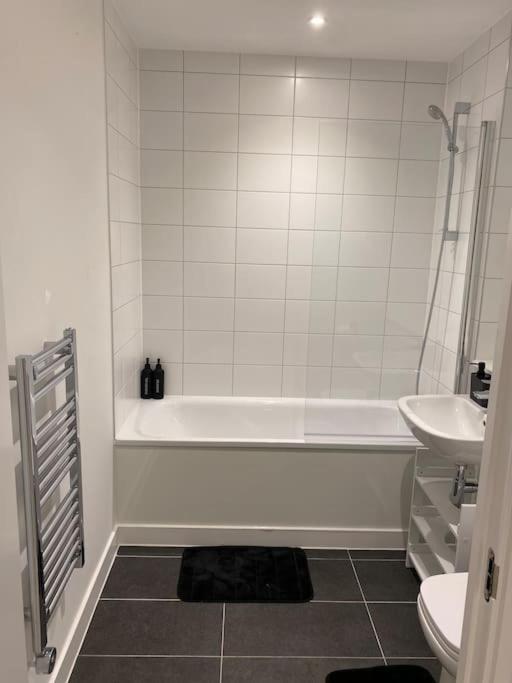 Modern Trafford 1Br Apartment-Free Parking-Cinema Room Manchester Exterior foto